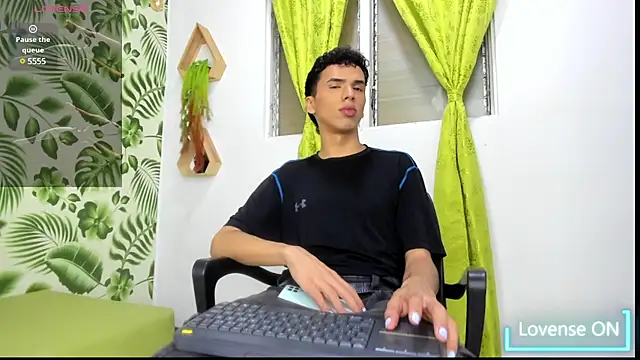 Snapshot of SEANTROYY chatting on 02/12/25, 04:01 SEANTROYY online show from 02/12/25, 04:01