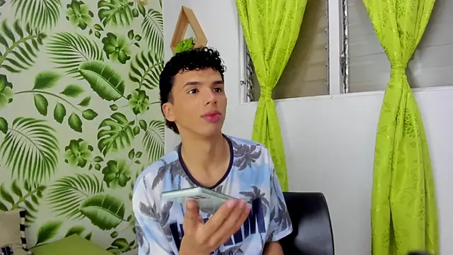 Snapshot of SEANTROYY chatting on 03/19/25, 03:52 SEANTROYY online show from 03/19/25, 03:52