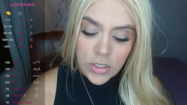 Snapshot of SofiaaCortes chatting on 12/17/24, 01:18 SofiaaCortes online show from 12/17/24, 01:18