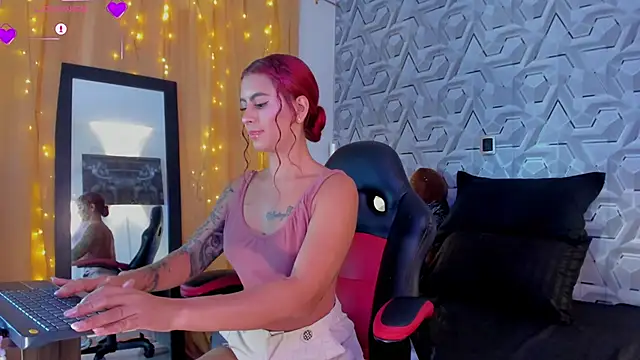 Sophiee Hill online show from 10/28/25, 02:42