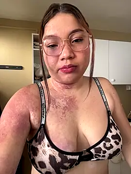 WhiteWomen online show from 10/13/25, 03:23