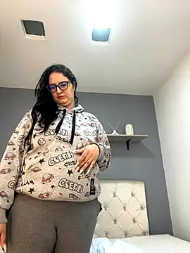 Snapshot of Soe_Lara chatting on 09/17/25, 11:12 Soe Lara online show from 09/17/25, 11:12