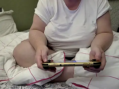 Snapshot of MarthaBriest chatting on 11/02/25, 03:31 MarthaBriest online show from 11/02/25, 03:31