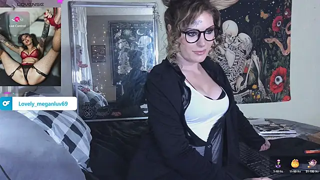 Snapshot of meganluv69 chatting on 12/14/24, 12:44 meganluv69 online show from 12/14/24, 12:44