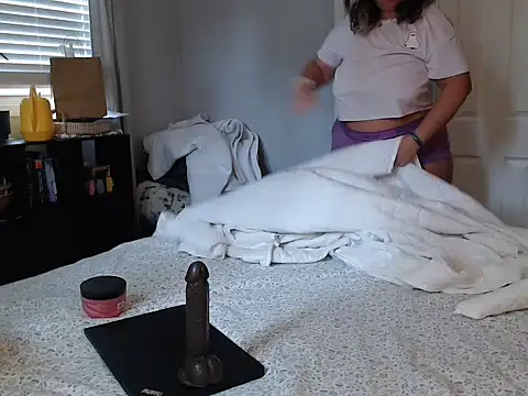 Snapshot of LauLauPAWG chatting on 10/28/25, 04:20 LauLauPAWG online show from 10/28/25, 04:20