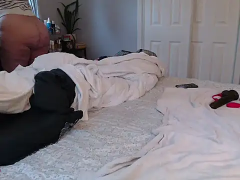 Snapshot of LauLauPAWG chatting on 11/26/25, 06:42 LauLauPAWG online show from 11/26/25, 06:42