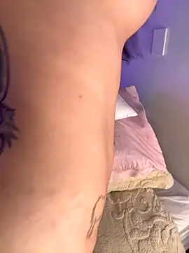 Mae Henao9 online show from 10/22/25, 08:47