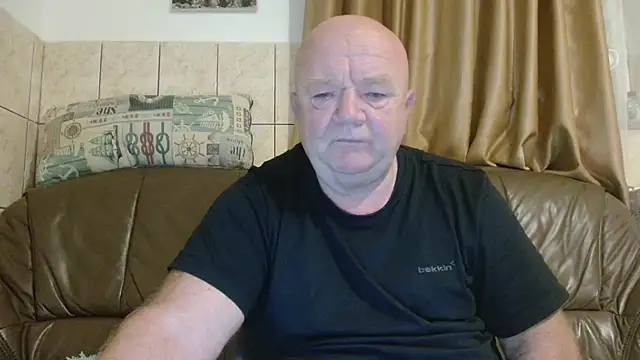 Snapshot of fullballs6 chatting on 10/20/25, 02:34 fullballs6 online show from 10/20/25, 02:34