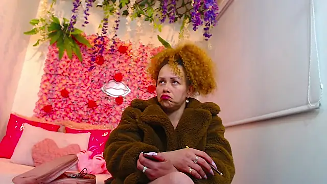 Snapshot of BLONDE_SEXYHOT chatting on 10/17/25, 03:10 BLONDE SEXYHOT online show from 10/17/25, 03:10