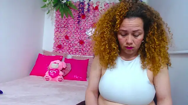 Snapshot of BLONDE_SEXYHOT chatting on 10/18/25, 09:48 BLONDE SEXYHOT online show from 10/18/25, 09:48