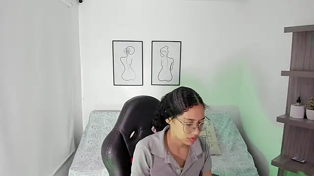 Snapshot of MAILYLOVE1 chatting on 12/14/24, 12:44 MAILYLOVE1 online show from 12/14/24, 12:44