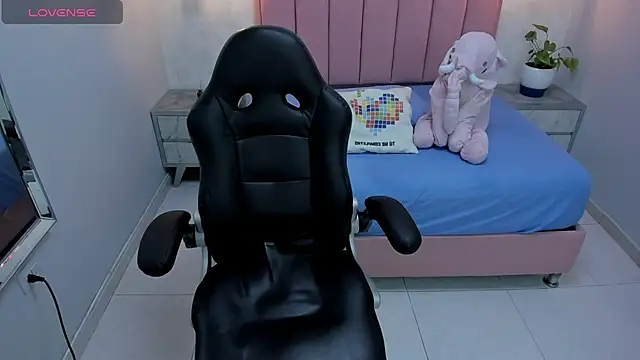 Snapshot of MAILYLOVE1 chatting on 02/11/25, 12:58 MAILYLOVE1 online show from 02/11/25, 12:58