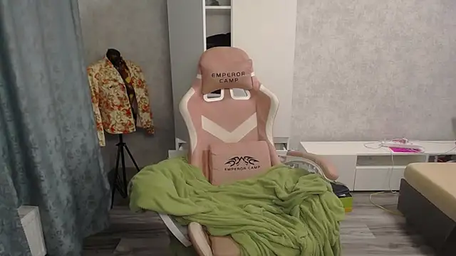 Snapshot of sweetserenity5 chatting on 02/14/25, 08:37 sweetserenity5 online show from 02/14/25, 08:37