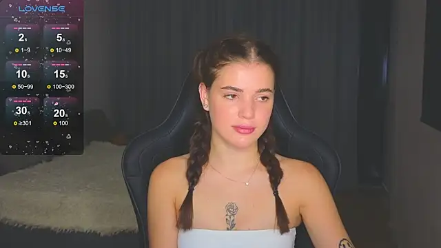 adrianawow1 online show from 10/28/25, 07:27