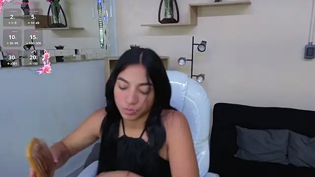 Snapshot of Saray_reyes chatting on 11/03/25, 12:17 Saray reyes online show from 11/03/25, 12:17