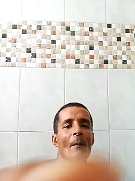 Snapshot of morenogato100 chatting on 11/16/25, 01:17 morenogato100 online show from 11/16/25, 01:17