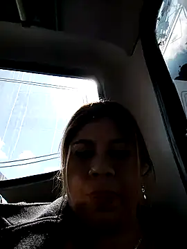 Snapshot of Laura-Hernandez chatting on 12/12/24, 02:44 Laura-Hernandez online show from 12/12/24, 02:44