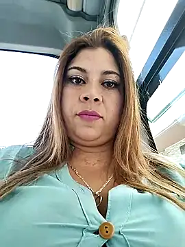 Snapshot of Laura-Hernandez chatting on 12/22/24, 03:33 Laura-Hernandez online show from 12/22/24, 03:33