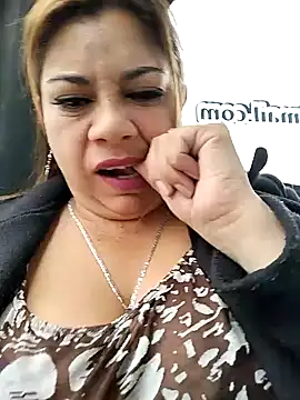 Snapshot of Laura-Hernandez chatting on 12/23/24, 04:06 Laura-Hernandez online show from 12/23/24, 04:06