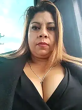 Snapshot of Laura-Hernandez chatting on 02/07/25, 01:22 Laura-Hernandez online show from 02/07/25, 01:22