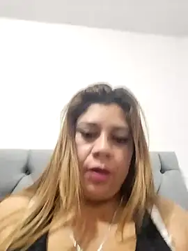 Snapshot of Laura-Hernandez chatting on 02/07/25, 08:20 Laura-Hernandez online show from 02/07/25, 08:20