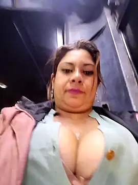 Snapshot of Laura-Hernandez chatting on 02/14/25, 12:41 Laura-Hernandez online show from 02/14/25, 12:41
