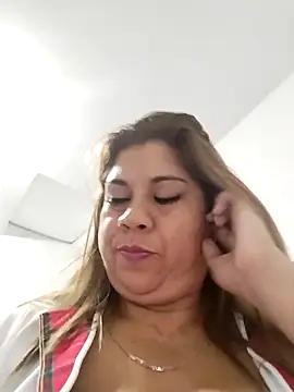 Snapshot of Laura-Hernandez chatting on 02/18/25, 05:42 Laura-Hernandez online show from 02/18/25, 05:42