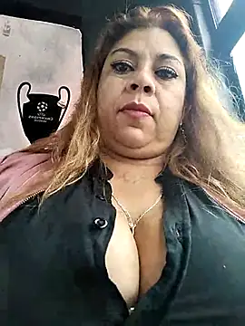 Snapshot of Laura-Hernandez chatting on 02/24/25, 03:42 Laura-Hernandez online show from 02/24/25, 03:42