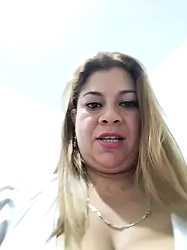 Snapshot of Laura-Hernandez chatting on 02/26/25, 02:57 Laura-Hernandez online show from 02/26/25, 02:57