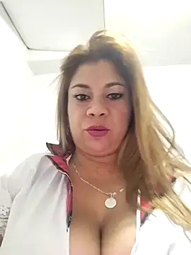 Snapshot of Laura-Hernandez chatting on 03/05/25, 02:45 Laura-Hernandez online show from 03/05/25, 02:45
