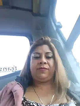 Snapshot of Laura-Hernandez chatting on 03/11/25, 03:02 Laura-Hernandez online show from 03/11/25, 03:02