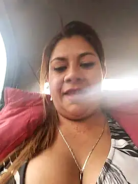 Snapshot of Laura-Hernandez chatting on 03/11/25, 09:04 Laura-Hernandez online show from 03/11/25, 09:04
