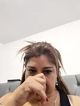 Snapshot of Laura-Hernandez chatting on 03/19/25, 03:29 Laura-Hernandez online show from 03/19/25, 03:29