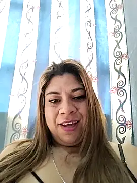 Snapshot of Laura-Hernandez chatting on 09/11/25, 03:01 Laura-Hernandez online show from 09/11/25, 03:01