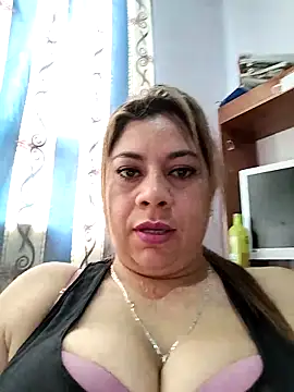 Snapshot of Laura-Hernandez chatting on 09/17/25, 02:41 Laura-Hernandez online show from 09/17/25, 02:41