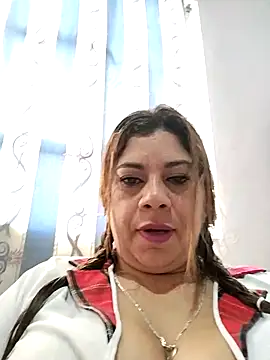 Snapshot of Laura-Hernandez chatting on 09/18/25, 03:25 Laura-Hernandez online show from 09/18/25, 03:25