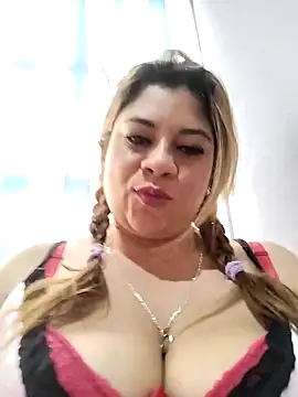 Snapshot of Laura-Hernandez chatting on 09/19/25, 03:24 Laura-Hernandez online show from 09/19/25, 03:24