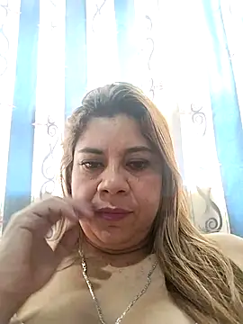 Snapshot of Laura-Hernandez chatting on 09/21/25, 02:40 Laura-Hernandez online show from 09/21/25, 02:40
