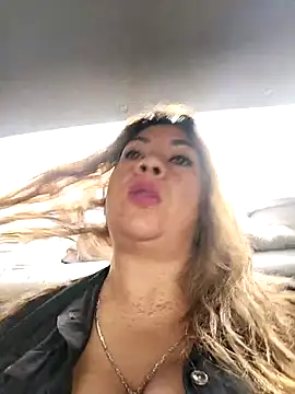 Snapshot of Laura-Hernandez chatting on 09/22/25, 03:58 Laura-Hernandez online show from 09/22/25, 03:58