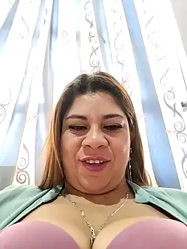 Snapshot of Laura-Hernandez chatting on 09/24/25, 01:58 Laura-Hernandez online show from 09/24/25, 01:58