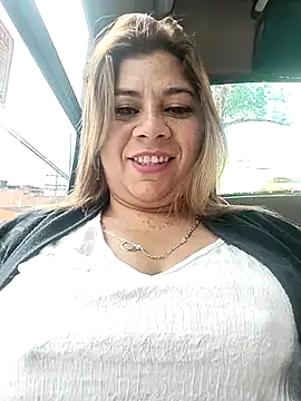 Snapshot of Laura-Hernandez chatting on 10/10/25, 02:05 Laura-Hernandez online show from 10/10/25, 02:05