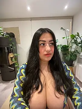 Snapshot of Alma- chatting on 10/26/25, 01:17 Alma- online show from 10/26/25, 01:17