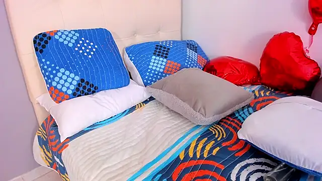 Maia W10 online show from 02/18/25, 03:32