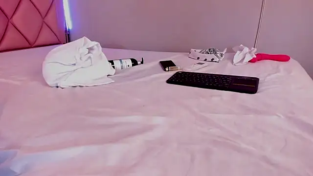 Snapshot of megan_100 chatting on 12/15/24, 01:24 megan 100 online show from 12/15/24, 01:24