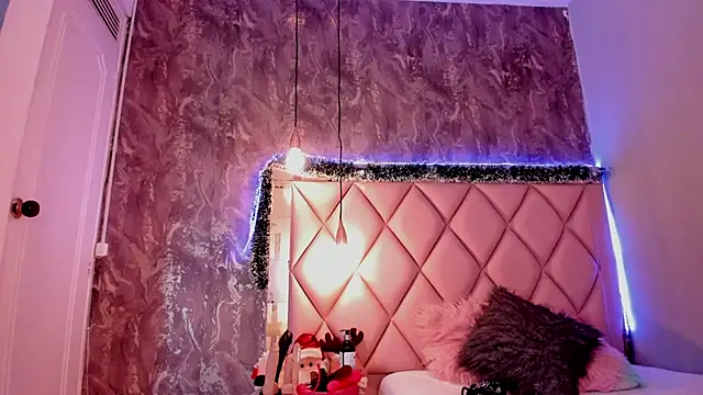 Snapshot of megan_100 chatting on 12/15/24, 10:37 megan 100 online show from 12/15/24, 10:37