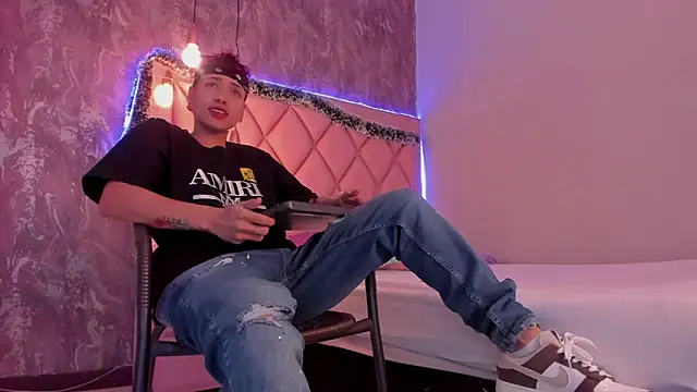 Snapshot of megan_100 chatting on 12/26/24, 07:05 megan 100 online show from 12/26/24, 07:05