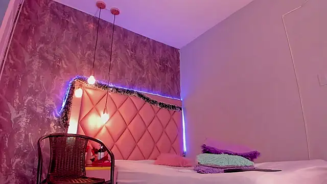 Snapshot of megan_100 chatting on 12/27/24, 01:11 megan 100 online show from 12/27/24, 01:11