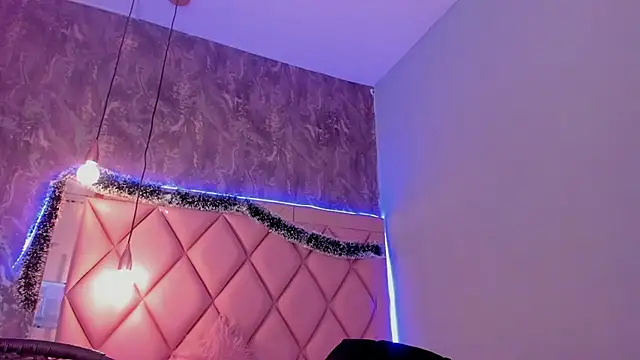 Snapshot of megan_100 chatting on 12/28/24, 10:02 megan 100 online show from 12/28/24, 10:02