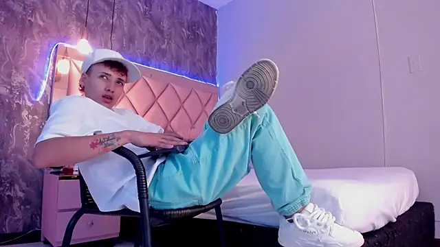 Snapshot of megan_100 chatting on 01/13/25, 01:13 megan 100 online show from 01/13/25, 01:13