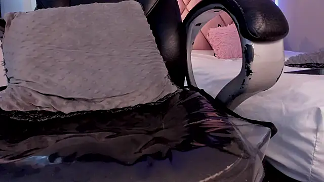 Snapshot of megan_100 chatting on 01/31/25, 01:01 megan 100 online show from 01/31/25, 01:01